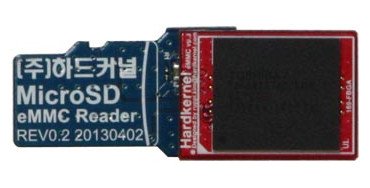 Adapter na złącze kart microSD umożliwiający wgranie innego systemu. Oferta sprzedaży dotyczy tylko modułu pamięci, adapter można zakupić oddzielnie.