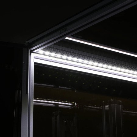 Komora wyposażona została w dodatkowe oświetlenie LED.